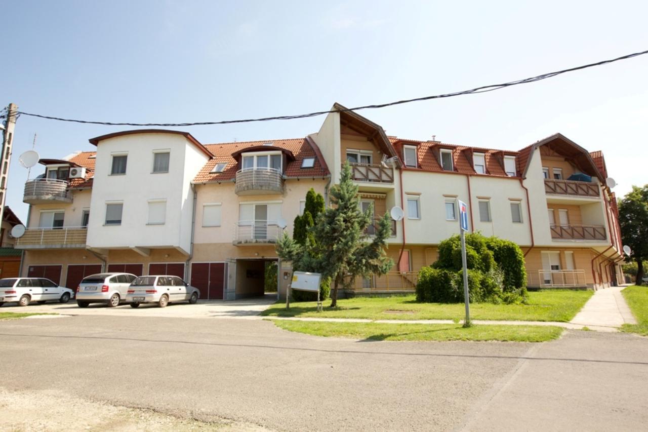 Zoli Apartmanok-Adri Koelcsey 32 Hajduszoboszlo Ngoại thất bức ảnh